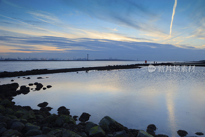 neuwe Waterweg河沿岸多变的海景